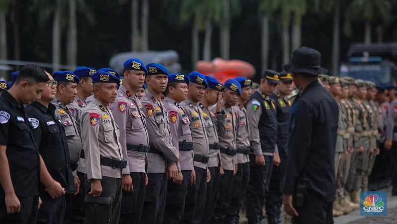 Anggota kepolisian mengikuti Apel Gelar Pasukan-Ops Lilin di kawasan Monumen Nasional (Monas), Jumat (19/12/2025). (CNBC Indonesia/Faisal Rahman)