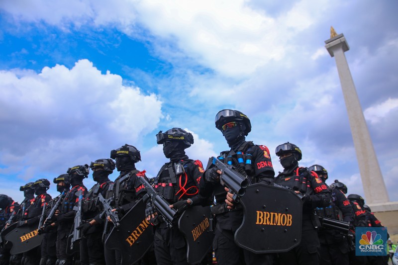 Anggota kepolisian mengikuti Apel Gelar Pasukan-Ops Lilin di kawasan Monumen Nasional (Monas), Jumat (19/12/2025). (CNBC Indonesia/Faisal Rahman)