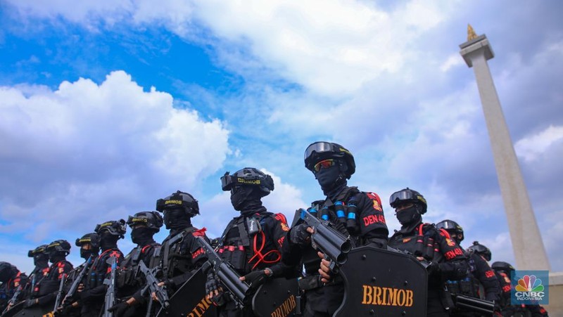 Anggota kepolisian mengikuti Apel Gelar Pasukan-Ops Lilin di kawasan Monumen Nasional (Monas), Jumat (19/12/2025). (CNBC Indonesia/Faisal Rahman)