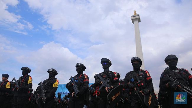 Ramai-Ramai Polisi Kumpul di Monas, Ada Apa?