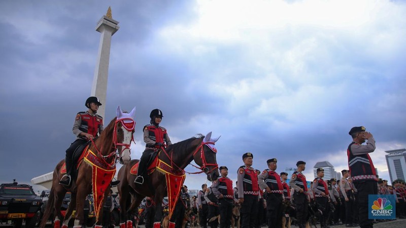 Anggota kepolisian mengikuti Apel Gelar Pasukan-Ops Lilin di kawasan Monumen Nasional (Monas), Jumat (19/12/2025). (CNBC Indonesia/Faisal Rahman)