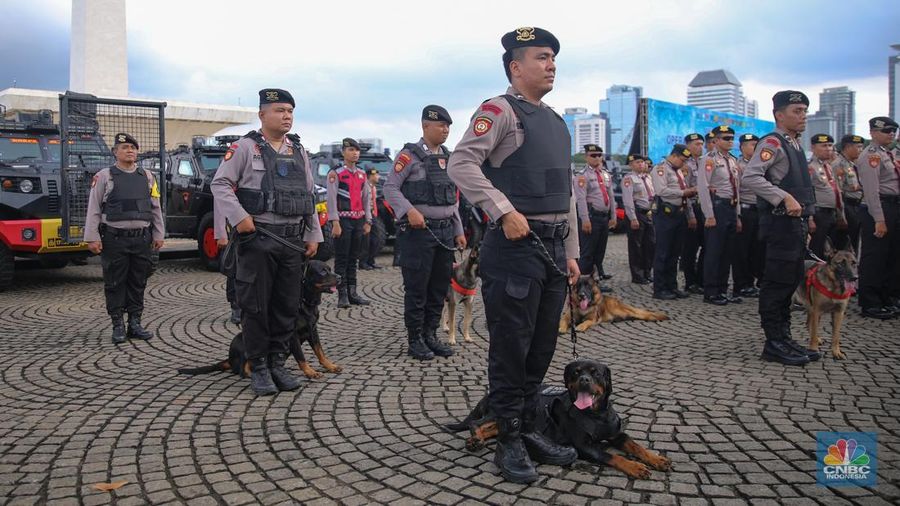 Anggota kepolisian mengikuti Apel Gelar Pasukan-Ops Lilin di kawasan Monumen Nasional (Monas), Jumat (19/12/2025). (CNBC Indonesia/Faisal Rahman)