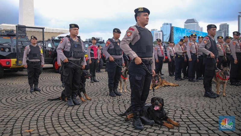 Anggota kepolisian mengikuti Apel Gelar Pasukan-Ops Lilin di kawasan Monumen Nasional (Monas), Jumat (19/12/2025). (CNBC Indonesia/Faisal Rahman)