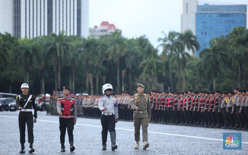 Anggota kepolisian mengikuti Apel Gelar Pasukan-Ops Lilin di kawasan Monumen Nasional (Monas), Jumat (19/12/2025). (CNBC Indonesia/Faisal Rahman)