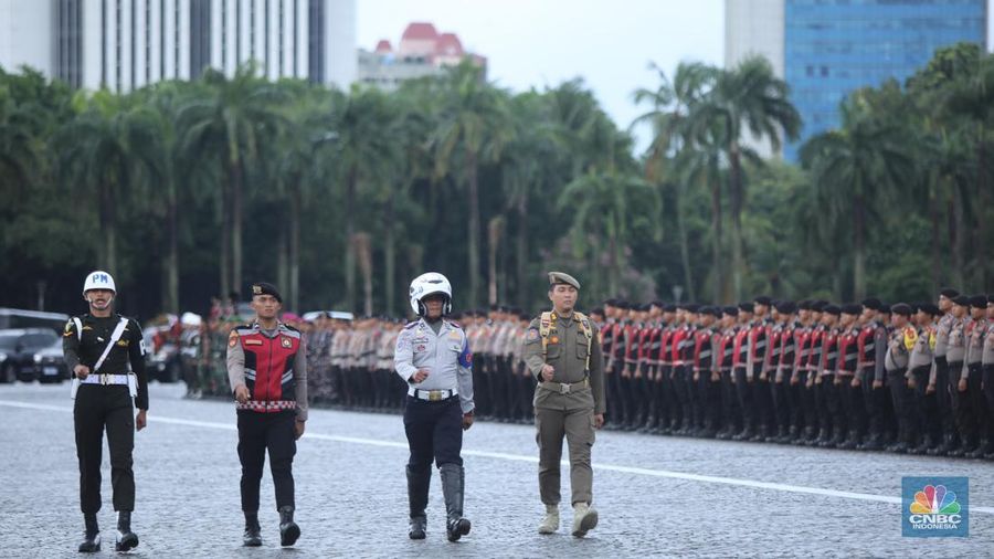 Anggota kepolisian mengikuti Apel Gelar Pasukan-Ops Lilin di kawasan Monumen Nasional (Monas), Jumat (19/12/2025). (CNBC Indonesia/Faisal Rahman)