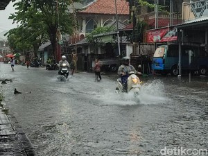 Hujan Deras, Jalan Letda Ngurah Putra Jadi Kolam