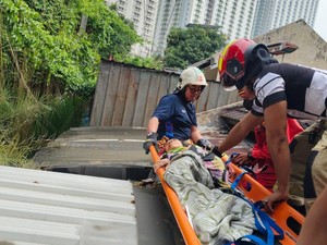 Sempat Dikira Tidur, Nenek di Surabaya Ternyata Terjebak di Atap Rumah