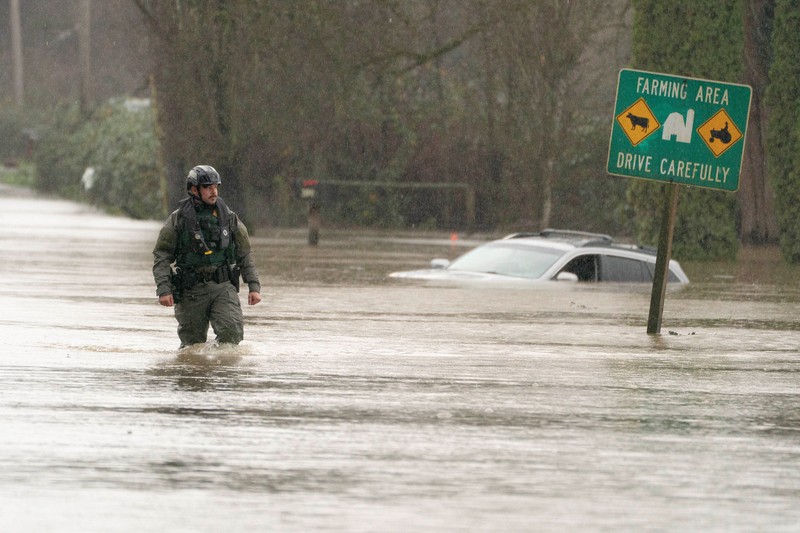 Hujan berkepanjangan telah menyebabkan banjir di Kent, Washington, Amerika Serikat. Luapan sungai akibat hujan deras merendam permukiman, jalan, dan area industri, Kamis (18/12/2025). (REUTERS/David Ryder)