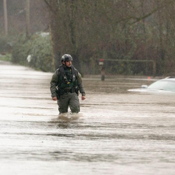 Potret Banjir Terjang AS, Pengemudi Tewas Mobil Terendam Air 2 Meter
