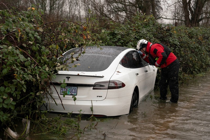 Hujan berkepanjangan telah menyebabkan banjir di Kent, Washington, Amerika Serikat. Luapan sungai akibat hujan deras merendam permukiman, jalan, dan area industri, Kamis (18/12/2025). (REUTERS/David Ryder)