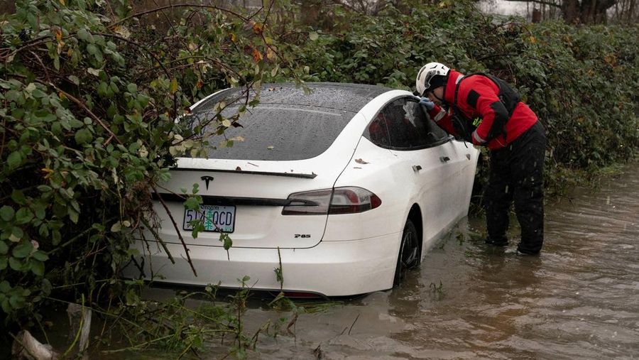 Hujan berkepanjangan telah menyebabkan banjir di Kent, Washington, Amerika Serikat. Luapan sungai akibat hujan deras merendam permukiman, jalan, dan area industri, Kamis (18/12/2025). (REUTERS/David Ryder)