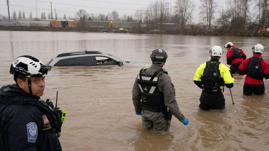 Hujan berkepanjangan telah menyebabkan banjir di Kent, Washington, Amerika Serikat. Luapan sungai akibat hujan deras merendam permukiman, jalan, dan area industri, Kamis (18/12/2025). (REUTERS/David Ryder)