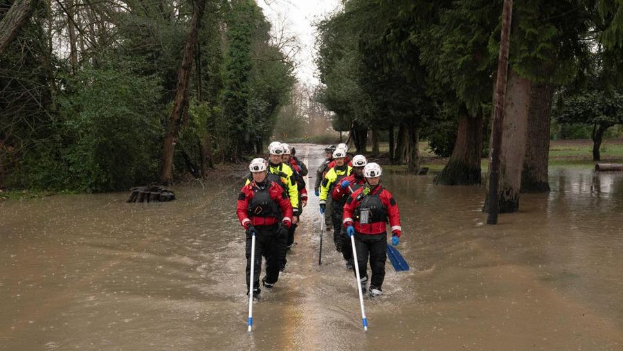 Hujan berkepanjangan telah menyebabkan banjir di Kent, Washington, Amerika Serikat. Luapan sungai akibat hujan deras merendam permukiman, jalan, dan area industri, Kamis (18/12/2025). (REUTERS/David Ryder)