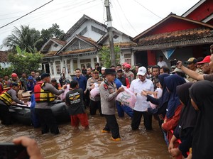 Kapolda dan Gubernur Banten Tinjau Korban Terdampak Banjir Padarincang Serang