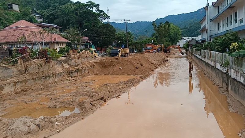 Pembukaan akses jalan di perbatasan Kabupaten Tapanuli Utara&ndash;Tapanuli Tengah guna mempercepat distribusi logistik dan mobilisasi bantuan, Rabu (17/12/2025). (BNPB)