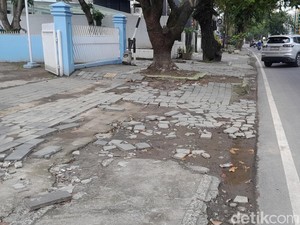 Trotoar di Jalan S Parman Hancur, Pejalan Kaki Ngeluh Gampang Tersandung