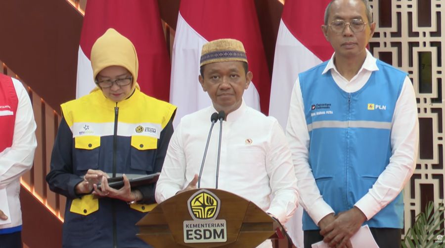 Menteri ESDM Bahlil Lahadalia konferensi pers terkait kesiapan sektor ESDM menghadapi periode Hari Raya Natal 2025 dan Tahun Baru 2026 yang berlangsung di Gedung Kementerian ESDM, Jakarta, Jumat (19/12/2025). (Tangkapan Layar Youtube/KementerianESDM)