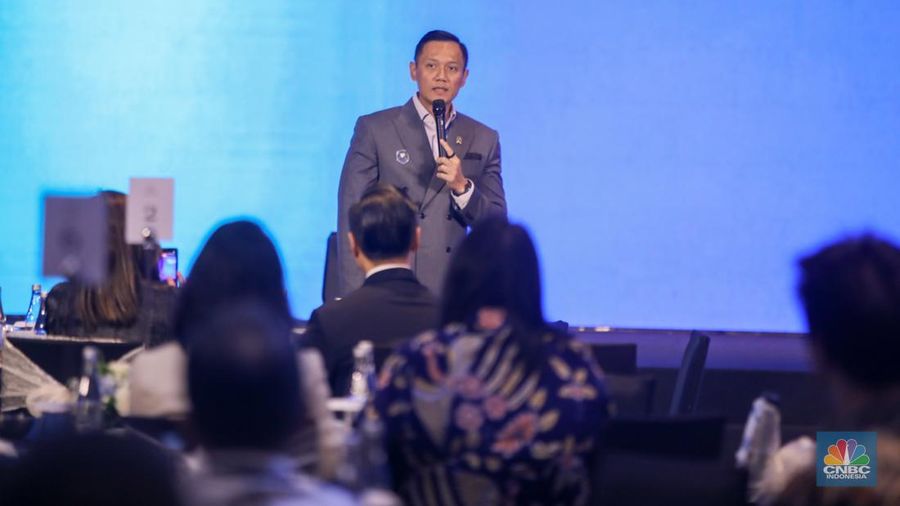 Menteri Koordinator Bidang Infrastruktur dan Pembangunan Kewilayahan, Agus Harimurti Yudhoyono (AHY) menyampaikan paparan dalam acara Big Alpha Business Summit 2025 di Jakarta,  Jumat (19/12/2025). (CNBC Indonesia/Faisal Rahman)
