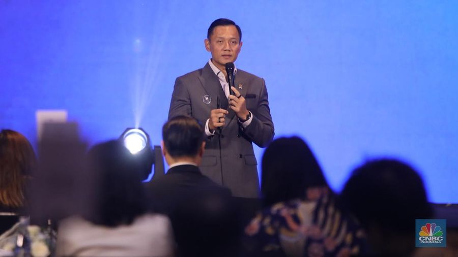 Menteri Koordinator Bidang Infrastruktur dan Pembangunan Kewilayahan, Agus Harimurti Yudhoyono (AHY) menyampaikan paparan dalam acara Big Alpha Business Summit 2025 di Jakarta,  Jumat (19/12/2025). (CNBC Indonesia/Faisal Rahman)