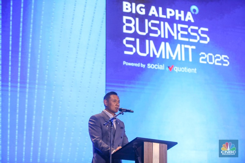 Menteri Koordinator Bidang Infrastruktur dan Pembangunan Kewilayahan (Menko IPK) Agus Harimurti Yudhoyono (AHY), menyampaikan paparan dalam acara Big Alpha Business Summit 2025 di Jakarta, Jumat (19/12/2025). (CNBC Indonesia/Faisal Rahman)