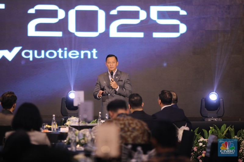 Menteri Koordinator Bidang Infrastruktur dan Pembangunan Kewilayahan (Menko IPK) Agus Harimurti Yudhoyono (AHY), menyampaikan paparan dalam acara Big Alpha Business Summit 2025 di Jakarta, Jumat (19/12/2025). (CNBC Indonesia/Faisal Rahman)