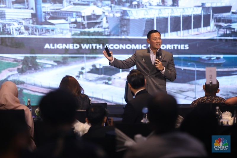 Menteri Koordinator Bidang Infrastruktur dan Pembangunan Kewilayahan (Menko IPK) Agus Harimurti Yudhoyono (AHY), menyampaikan paparan dalam acara Big Alpha Business Summit 2025 di Jakarta, Jumat (19/12/2025). (CNBC Indonesia/Faisal Rahman)