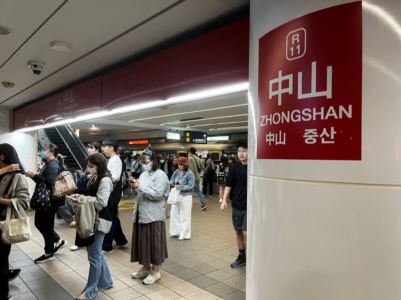 Sebuah ambulans terparkir di luar toko Eslite Spectrum Nanxi dekat stasiun Zhongshan, menyusul insiden di mana beberapa orang terluka setelah seseorang melempar bom asap dan menyerang orang-orang yang berada di sekitar lokasi kejadian, menurut pemerintah dan media lokal, di Taipei, Taiwan, 19 Desember 2025. (REUTERS/Ann Wang)