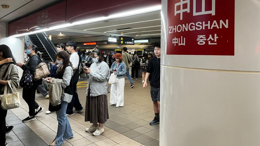 Sebuah ambulans terparkir di luar toko Eslite Spectrum Nanxi dekat stasiun Zhongshan, menyusul insiden di mana beberapa orang terluka setelah seseorang melempar bom asap dan menyerang orang-orang yang berada di sekitar lokasi kejadian, menurut pemerintah dan media lokal, di Taipei, Taiwan, 19 Desember 2025. (REUTERS/Ann Wang)