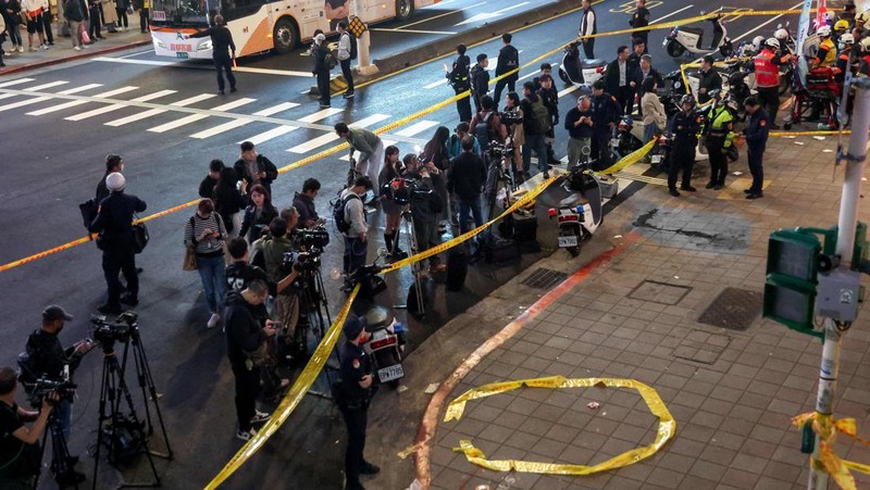 Sebuah ambulans terparkir di luar toko Eslite Spectrum Nanxi dekat stasiun Zhongshan, menyusul insiden di mana beberapa orang terluka setelah seseorang melempar bom asap dan menyerang orang-orang yang berada di sekitar lokasi kejadian, menurut pemerintah dan media lokal, di Taipei, Taiwan, 19 Desember 2025. (REUTERS/Ann Wang)