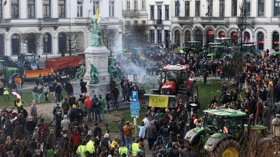 Para petani berkumpul di dekat Parlemen Eropa, saat mereka memprotes kesepakatan perdagangan bebas EU-Mercosur antara Uni Eropa dan negara-negara Amerika Selatan anggota Mercosur, pada hari KTT para pemimpin Uni Eropa, di Brussels, Belgia, 18 Desember 2025. (REUTERS/Yves Herman)