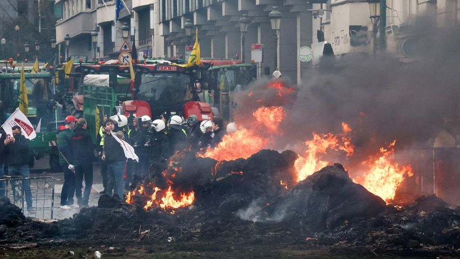 Para petani berkumpul di dekat Parlemen Eropa, saat mereka memprotes kesepakatan perdagangan bebas EU-Mercosur antara Uni Eropa dan negara-negara Amerika Selatan anggota Mercosur, pada hari KTT para pemimpin Uni Eropa, di Brussels, Belgia, 18 Desember 2025. (REUTERS/Yves Herman)