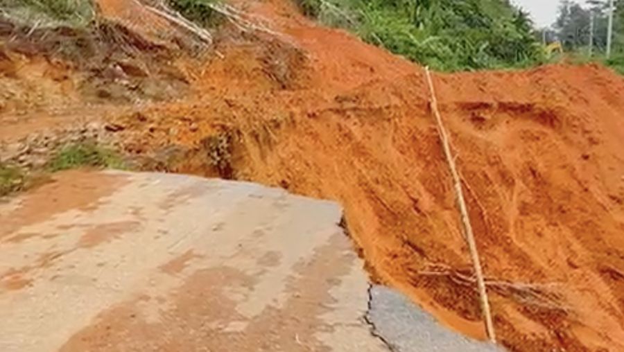 Pembukaan akses jalan di perbatasan Kabupaten Tapanuli Utara&ndash;Tapanuli Tengah guna mempercepat distribusi logistik dan mobilisasi bantuan, Rabu (17/12/2025). (BNPB)
