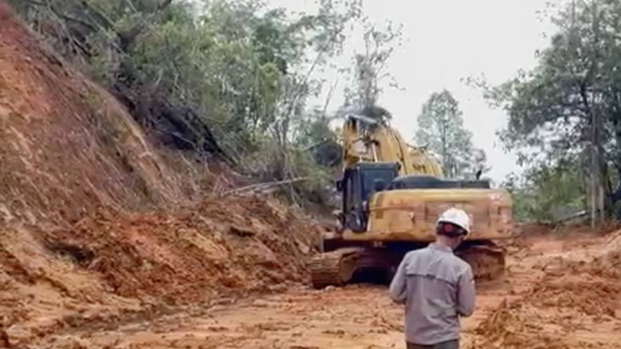 Pembukaan akses jalan di perbatasan Kabupaten Tapanuli Utara&ndash;Tapanuli Tengah guna mempercepat distribusi logistik dan mobilisasi bantuan, Rabu (17/12/2025). (BNPB)