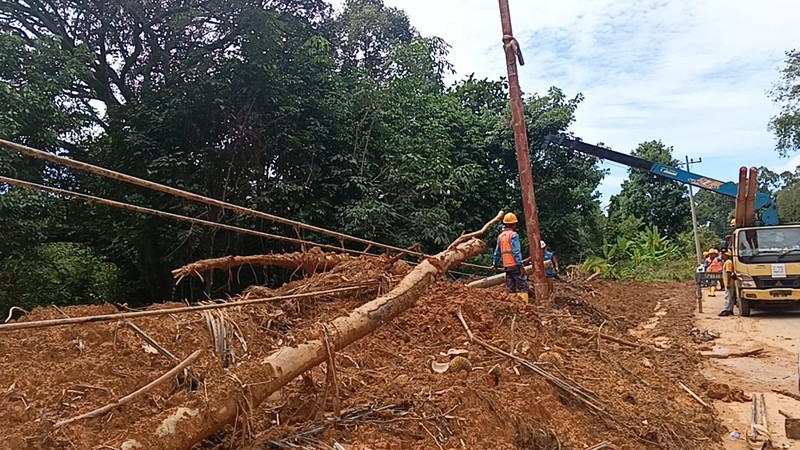 Pembukaan akses jalan di perbatasan Kabupaten Tapanuli Utara&ndash;Tapanuli Tengah guna mempercepat distribusi logistik dan mobilisasi bantuan, Rabu (17/12/2025). (BNPB)