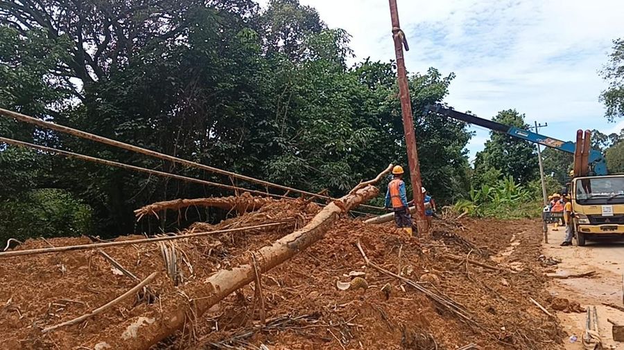 Pembukaan akses jalan di perbatasan Kabupaten Tapanuli Utara&ndash;Tapanuli Tengah guna mempercepat distribusi logistik dan mobilisasi bantuan, Rabu (17/12/2025). (BNPB)