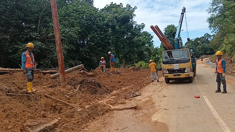 Pembukaan akses jalan di perbatasan Kabupaten Tapanuli Utara&ndash;Tapanuli Tengah guna mempercepat distribusi logistik dan mobilisasi bantuan, Rabu (17/12/2025). (BNPB)