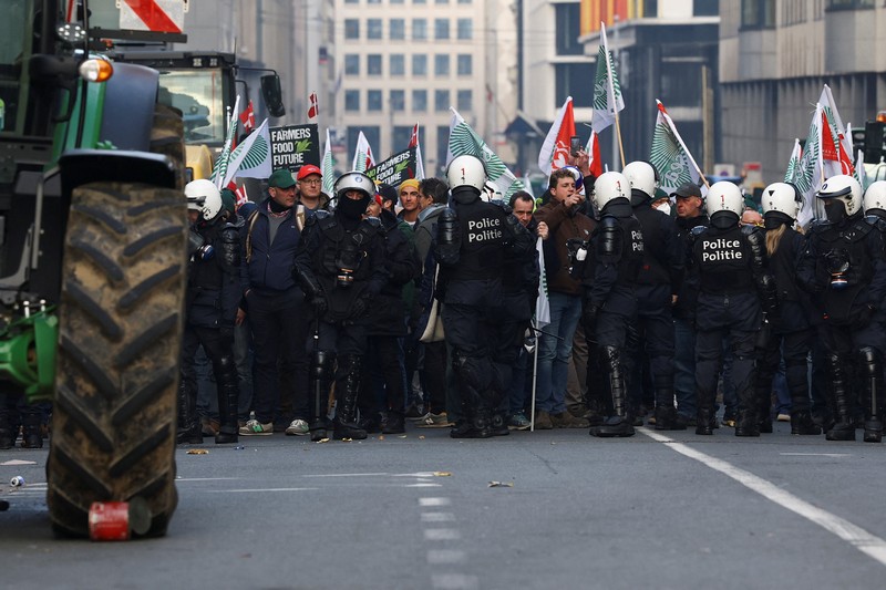 Para petani berkumpul di dekat Parlemen Eropa, saat mereka memprotes kesepakatan perdagangan bebas EU-Mercosur antara Uni Eropa dan negara-negara Amerika Selatan anggota Mercosur, pada hari KTT para pemimpin Uni Eropa, di Brussels, Belgia, 18 Desember 2025. (REUTERS/Yves Herman)