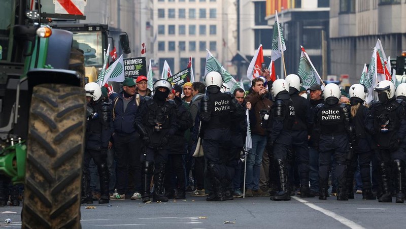 Para petani berkumpul di dekat Parlemen Eropa, saat mereka memprotes kesepakatan perdagangan bebas EU-Mercosur antara Uni Eropa dan negara-negara Amerika Selatan anggota Mercosur, pada hari KTT para pemimpin Uni Eropa, di Brussels, Belgia, 18 Desember 2025. (REUTERS/Yves Herman)