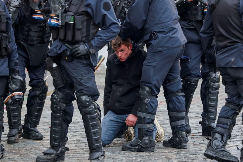 Para petani berkumpul di dekat Parlemen Eropa, saat mereka memprotes kesepakatan perdagangan bebas EU-Mercosur antara Uni Eropa dan negara-negara Amerika Selatan anggota Mercosur, pada hari KTT para pemimpin Uni Eropa, di Brussels, Belgia, 18 Desember 2025. (REUTERS/Yves Herman)