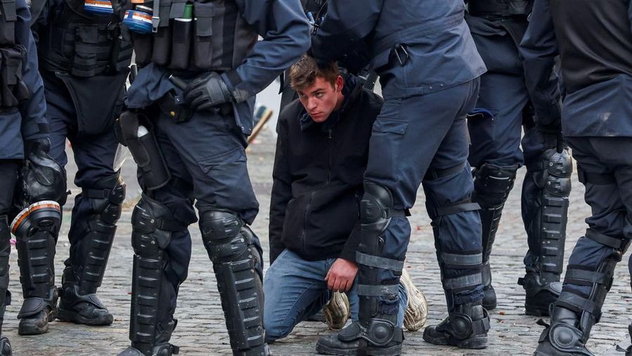 Para petani berkumpul di dekat Parlemen Eropa, saat mereka memprotes kesepakatan perdagangan bebas EU-Mercosur antara Uni Eropa dan negara-negara Amerika Selatan anggota Mercosur, pada hari KTT para pemimpin Uni Eropa, di Brussels, Belgia, 18 Desember 2025. (REUTERS/Yves Herman)