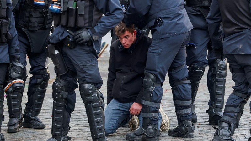 Para petani berkumpul di dekat Parlemen Eropa, saat mereka memprotes kesepakatan perdagangan bebas EU-Mercosur antara Uni Eropa dan negara-negara Amerika Selatan anggota Mercosur, pada hari KTT para pemimpin Uni Eropa, di Brussels, Belgia, 18 Desember 2025. (REUTERS/Yves Herman)