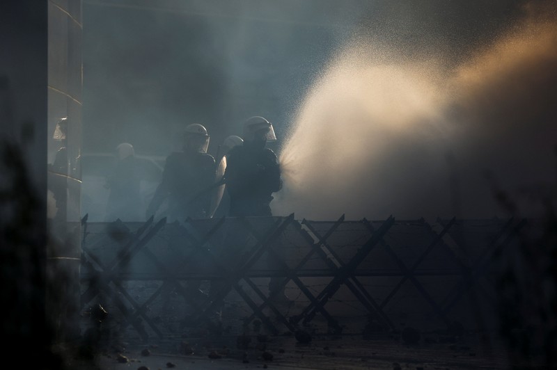 Para petani berkumpul di dekat Parlemen Eropa, saat mereka memprotes kesepakatan perdagangan bebas EU-Mercosur antara Uni Eropa dan negara-negara Amerika Selatan anggota Mercosur, pada hari KTT para pemimpin Uni Eropa, di Brussels, Belgia, 18 Desember 2025. (REUTERS/Yves Herman)