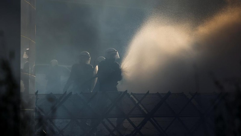 Para petani berkumpul di dekat Parlemen Eropa, saat mereka memprotes kesepakatan perdagangan bebas EU-Mercosur antara Uni Eropa dan negara-negara Amerika Selatan anggota Mercosur, pada hari KTT para pemimpin Uni Eropa, di Brussels, Belgia, 18 Desember 2025. (REUTERS/Yves Herman)