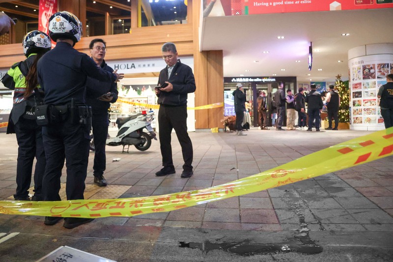 Sebuah ambulans terparkir di luar toko Eslite Spectrum Nanxi dekat stasiun Zhongshan, menyusul insiden di mana beberapa orang terluka setelah seseorang melempar bom asap dan menyerang orang-orang yang berada di sekitar lokasi kejadian, menurut pemerintah dan media lokal, di Taipei, Taiwan, 19 Desember 2025. (REUTERS/Ann Wang)