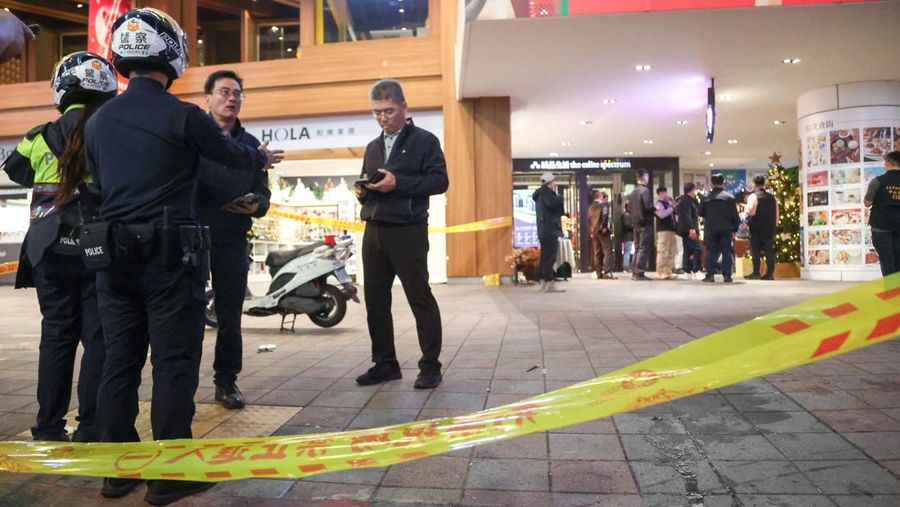 Sebuah ambulans terparkir di luar toko Eslite Spectrum Nanxi dekat stasiun Zhongshan, menyusul insiden di mana beberapa orang terluka setelah seseorang melempar bom asap dan menyerang orang-orang yang berada di sekitar lokasi kejadian, menurut pemerintah dan media lokal, di Taipei, Taiwan, 19 Desember 2025. (REUTERS/Ann Wang)