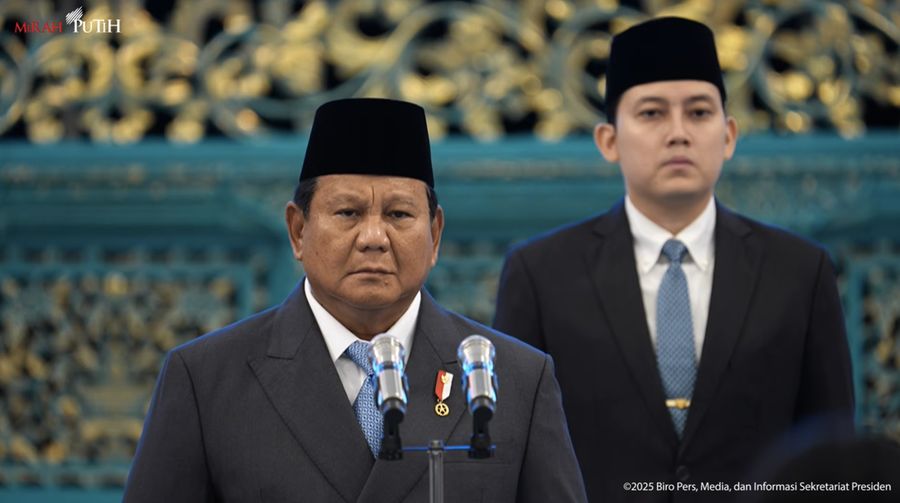 Presiden Prabowo Subianto saat menghadiri pengucapan Sumpah dan Janji Anggota Komisi Yudisial di Istana Negara, Jakarta, Jumat (19/12/2025). (Tangkapan Layar Youtube/Sekretariat Presiden)