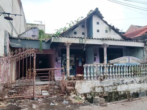 Pemilik Rumah Viral Penuh Sampah di Surabaya Dievakuasi ke RSJ