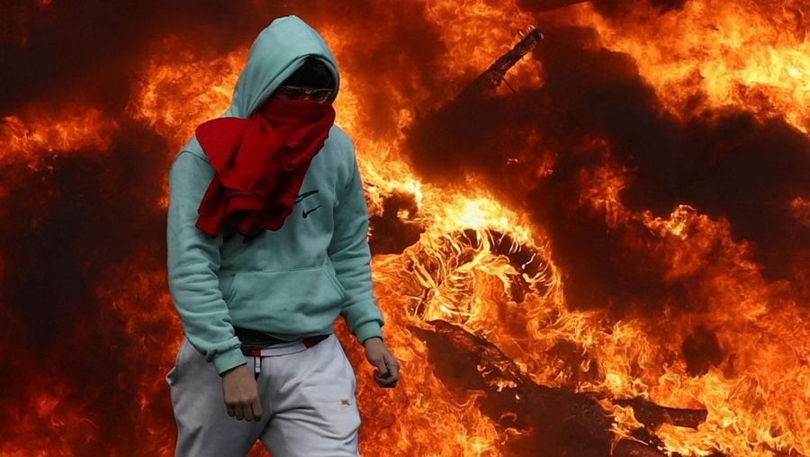 Para petani berkumpul di dekat Parlemen Eropa, saat mereka memprotes kesepakatan perdagangan bebas EU-Mercosur antara Uni Eropa dan negara-negara Amerika Selatan anggota Mercosur, pada hari KTT para pemimpin Uni Eropa, di Brussels, Belgia, 18 Desember 2025. (REUTERS/Yves Herman)