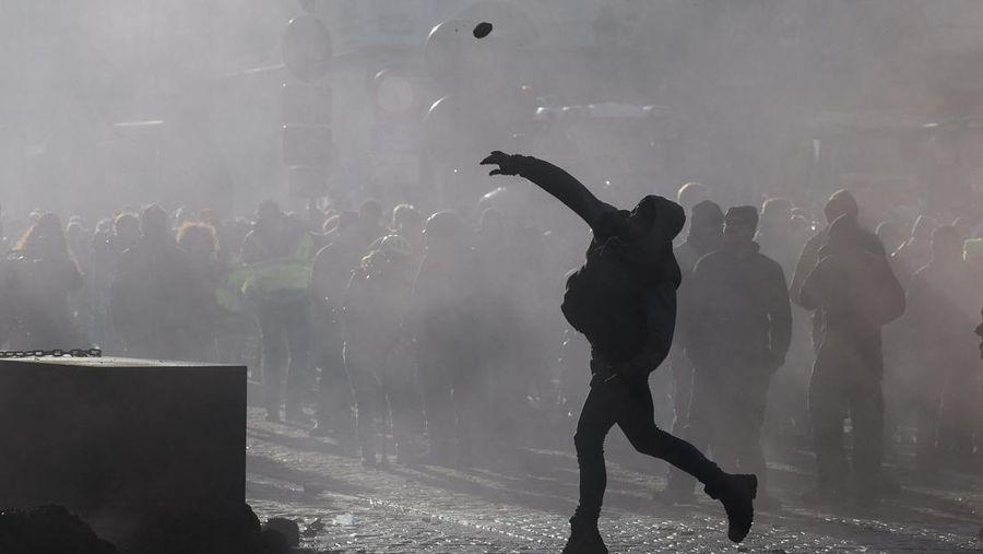 Para petani berkumpul di dekat Parlemen Eropa, saat mereka memprotes kesepakatan perdagangan bebas EU-Mercosur antara Uni Eropa dan negara-negara Amerika Selatan anggota Mercosur, pada hari KTT para pemimpin Uni Eropa, di Brussels, Belgia, 18 Desember 2025. (REUTERS/Yves Herman)