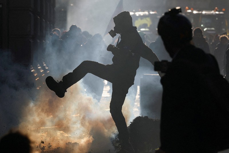 Para petani berkumpul di dekat Parlemen Eropa, saat mereka memprotes kesepakatan perdagangan bebas EU-Mercosur antara Uni Eropa dan negara-negara Amerika Selatan anggota Mercosur, pada hari KTT para pemimpin Uni Eropa, di Brussels, Belgia, 18 Desember 2025. (REUTERS/Yves Herman)